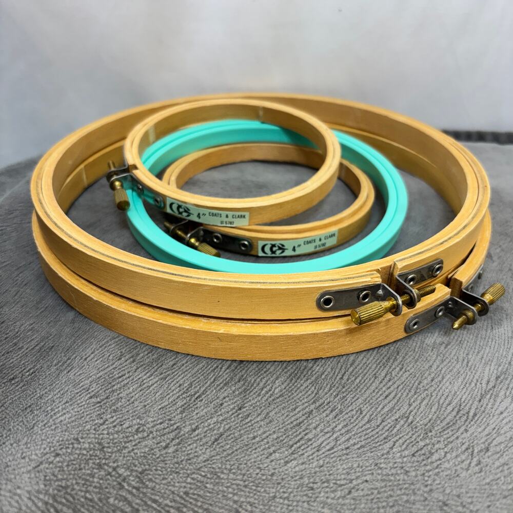 Embroidery Hoops Mixed Sizes Screw Closure Lot of 5 (2) 8" (2) 4" (1) 5" Plastic